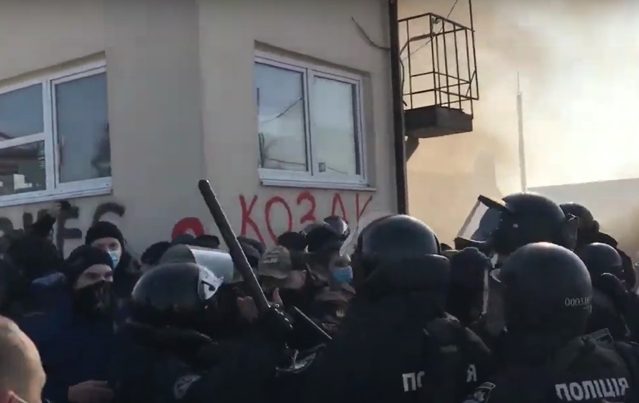 Сутички та підпал шин: у Львові влаштували протест через бізнес Козака