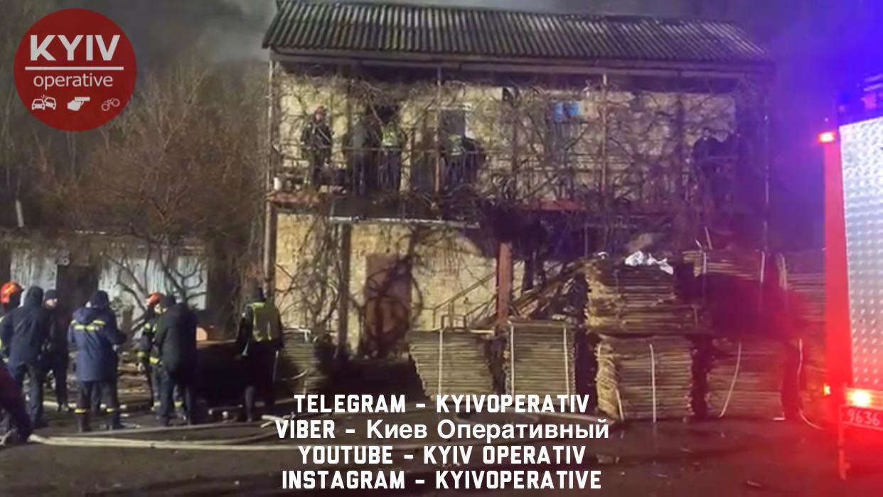 В Киеве загорелось здание, двое погибших