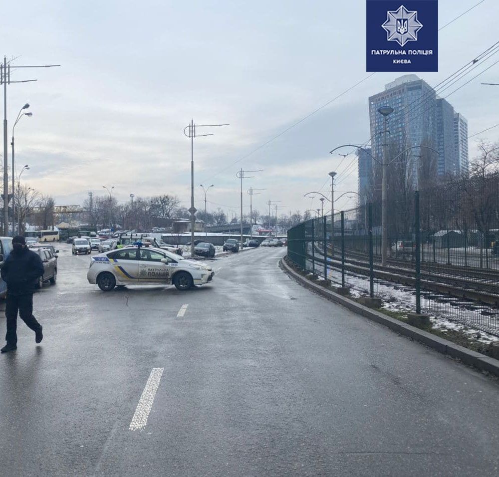 Протест под телеканалом &quot;НАШ&quot;: митингующие перекрыли улицу