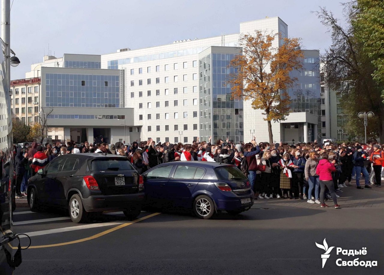 Ситуація в Мінську: студентів розганяють і затримують, вони заблокували вулицю