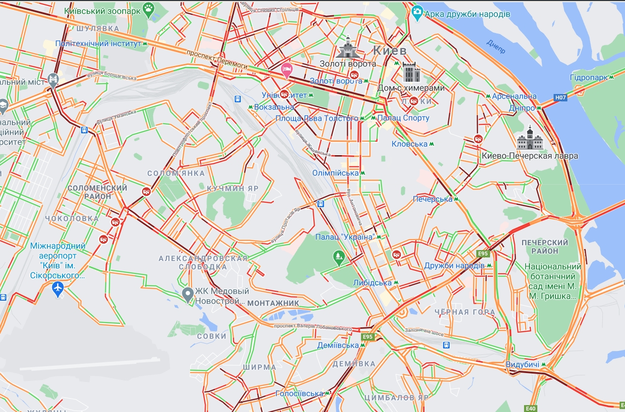 В Киеве образовались пробки из-за снегопада: карта