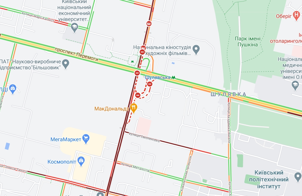 У Києві на Шулявському мосту впали електроопори, рух обмежено