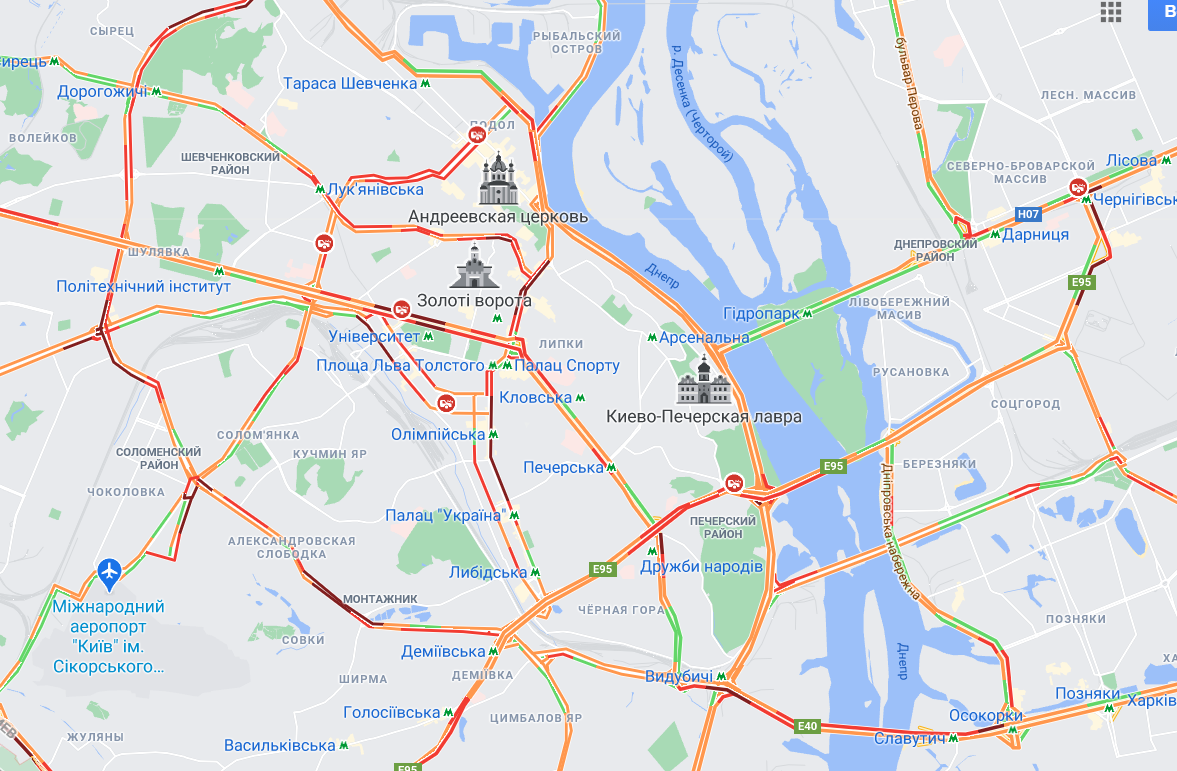 Тотальные пробки, ДТП и движение транспорта вне графика: ситуация на дорогах Киева