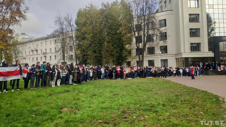 Ситуація в Мінську: студентів розганяють і затримують, вони заблокували вулицю