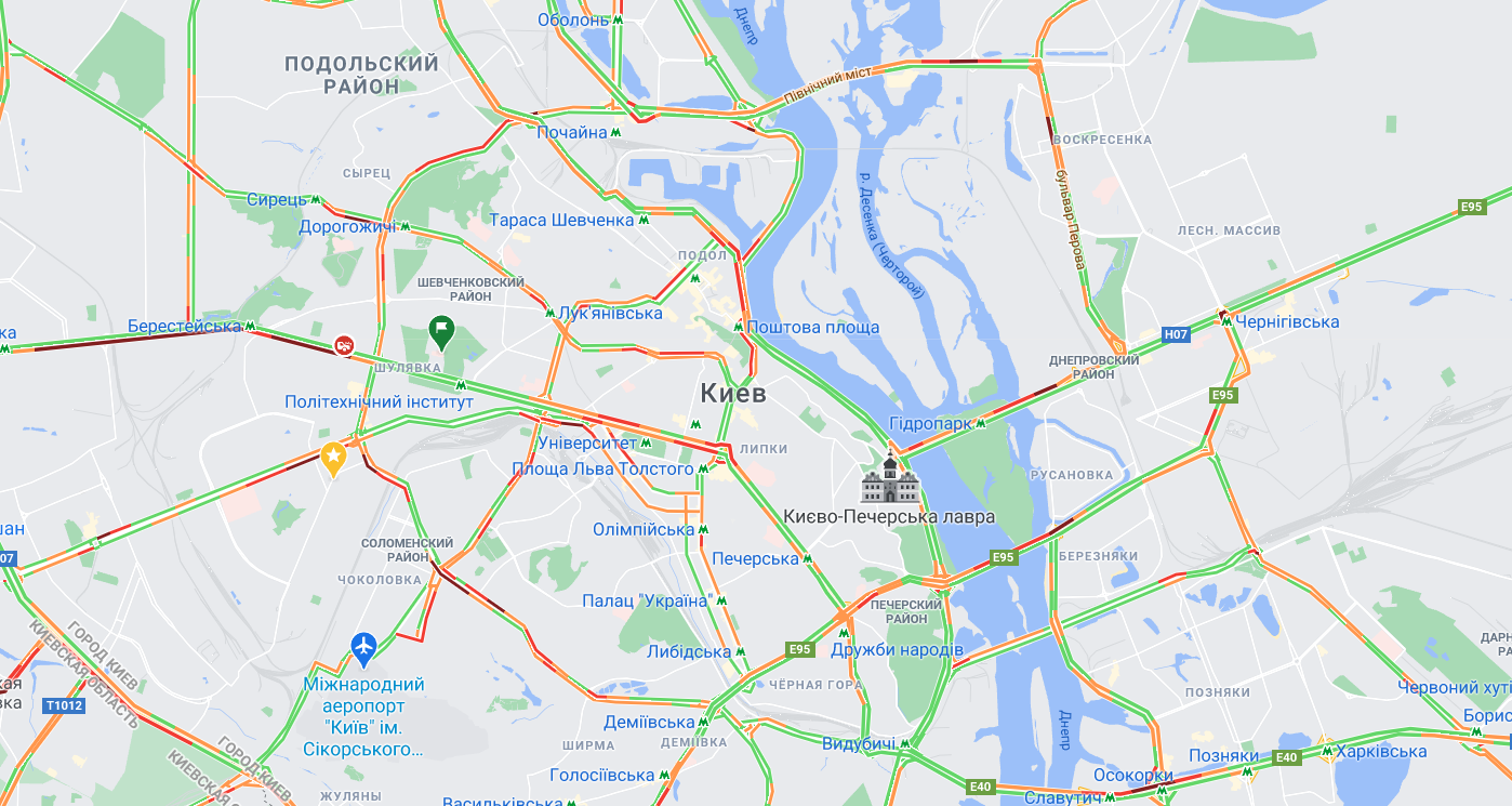 Негода в Україні: без світла сотні будинків, на дорогах ожеледиця і затори