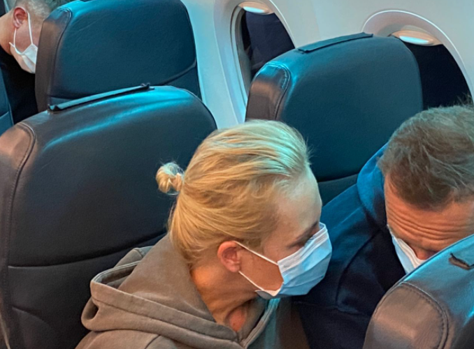 Літак з Навальним приземлився в РФ, але не там, де його чекали