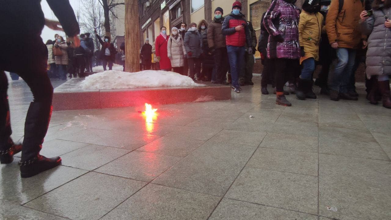 Файеры и первые пострадавшие: митингующие в Москве идут на Красную площадь