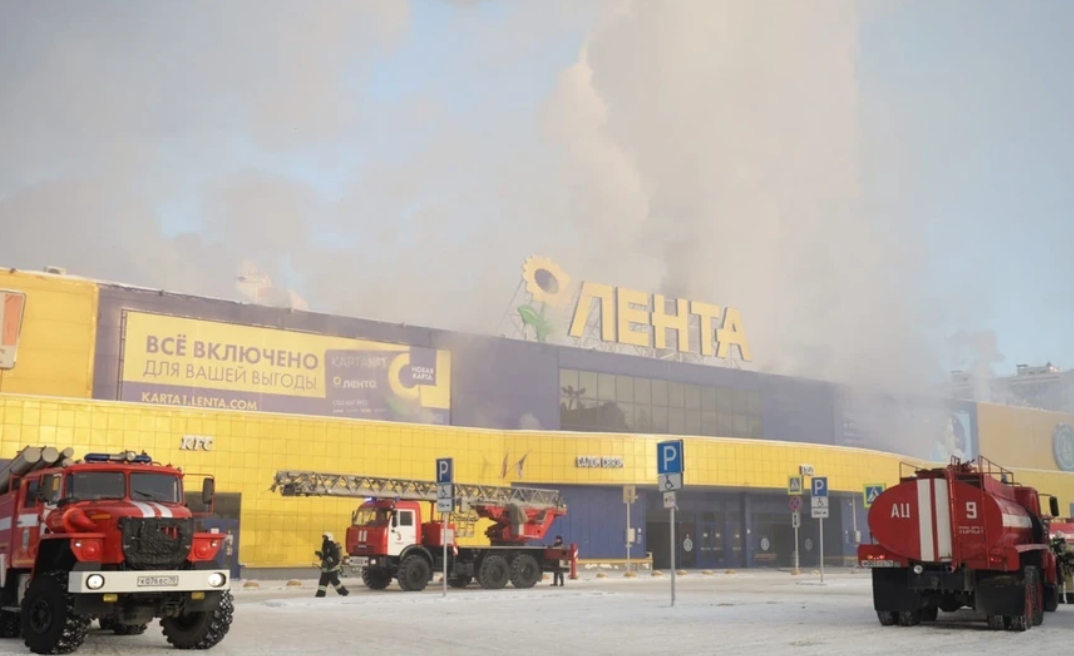 В России масштабный пожар. Горит гипермаркет